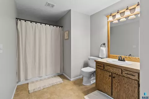 Bath - 112 W River Oak Ct, Brandon, SD 57005 photo 2 of 2