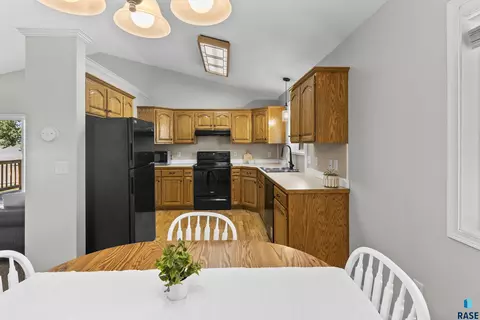 Kitchen - 112 W River Oak Ct, Brandon, SD 57005 photo 2 of 2