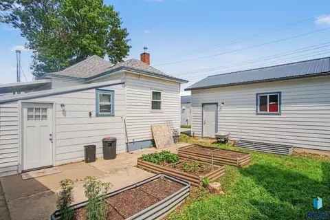 Exterior - 402 S Maple St, Howard, SD 57349 photo 4 of 6