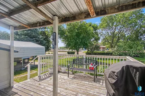 Exterior - 402 S Maple St, Howard, SD 57349 photo 3 of 6