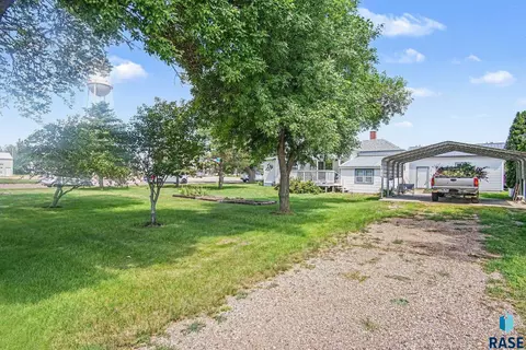 Exterior - 402 S Maple St, Howard, SD 57349 photo 5 of 6