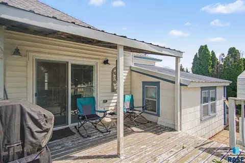 Exterior - 402 S Maple St, Howard, SD 57349 photo 2 of 6