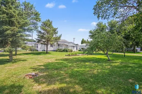 Exterior - 402 S Maple St, Howard, SD 57349 photo 6 of 6