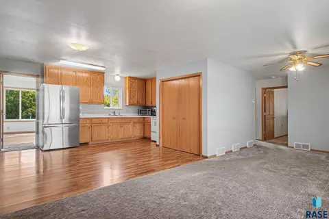 706 S Maple St, Howard, SD 57349 photo 6