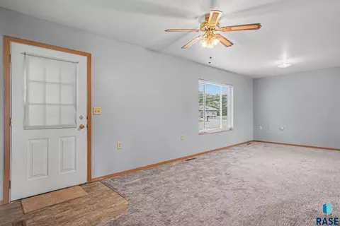 706 S Maple St, Howard, SD 57349 photo 4