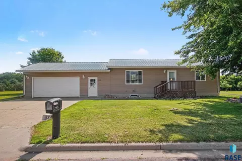 706 S Maple St, Howard, SD 57349 photo 2