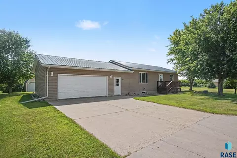 706 S Maple St, Howard, SD 57349 photo 3