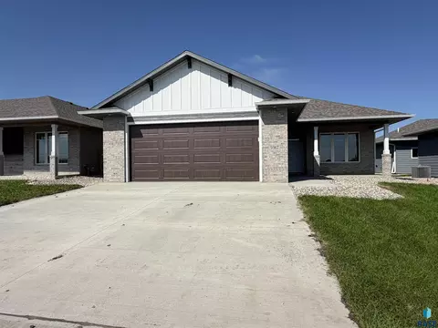 5917 S Huntwood Ave, Sioux Falls, SD 57108