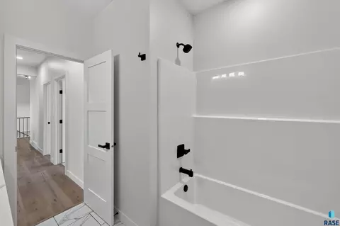 Entry Way - 6505 E Fieldview St, Sioux Falls, SD 57110 photo 2 of 3