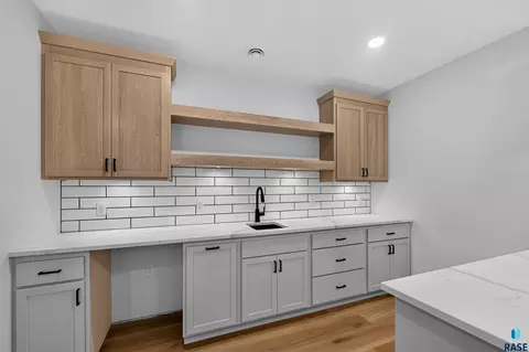 Kitchen - 6505 E Fieldview St, Sioux Falls, SD 57110 photo 5 of 6