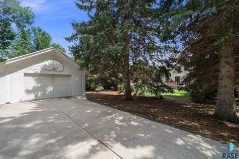 Exterior - 304 E 2nd St, Canton, SD 57013 photo 5 of 8
