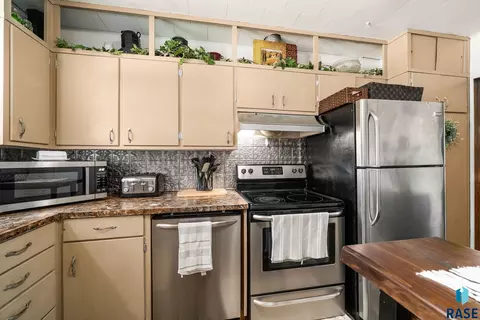 Kitchen - 304 E 2nd St, Canton, SD 57013 photo 4 of 5