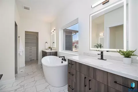 Bath - 5508 E Morningside Cir, Sioux Falls, SD 57110 photo 1 of 3
