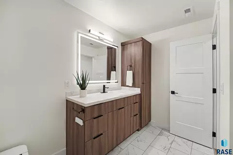 Bath - 5508 E Morningside Cir, Sioux Falls, SD 57110 photo 3 of 6