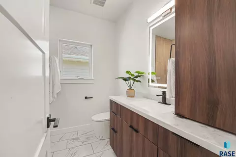 Bath - 5508 E Morningside Cir, Sioux Falls, SD 57110 photo 4 of 6