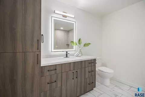 Bath - 5508 E Morningside Cir, Sioux Falls, SD 57110 photo 2 of 3