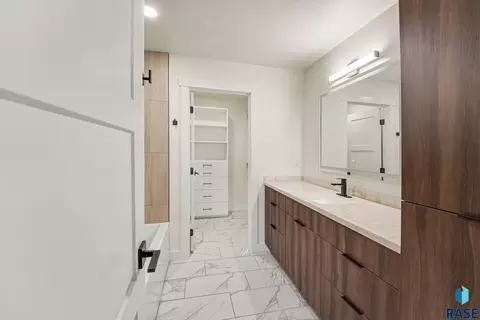 Bath - 5508 E Morningside Cir, Sioux Falls, SD 57110 photo 6 of 6
