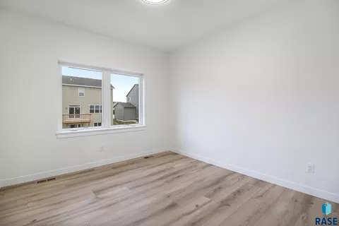 Bedroom - 5508 E Morningside Cir, Sioux Falls, SD 57110 photo 5 of 6