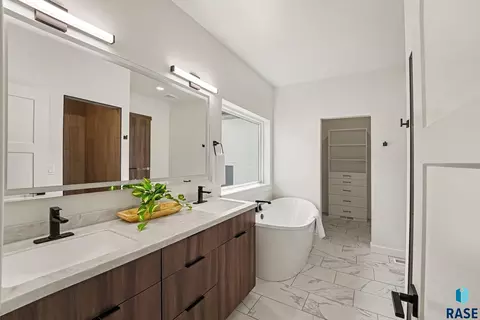 Bath - 5508 E Morningside Cir, Sioux Falls, SD 57110 photo 2 of 6