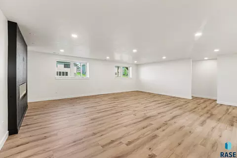 Living - 5508 E Morningside Cir, Sioux Falls, SD 57110 photo 3 of 5