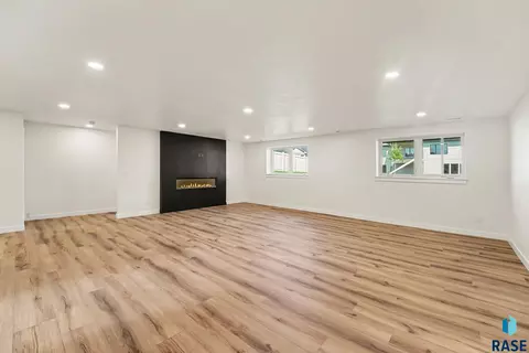 Living - 5508 E Morningside Cir, Sioux Falls, SD 57110 photo 5 of 5