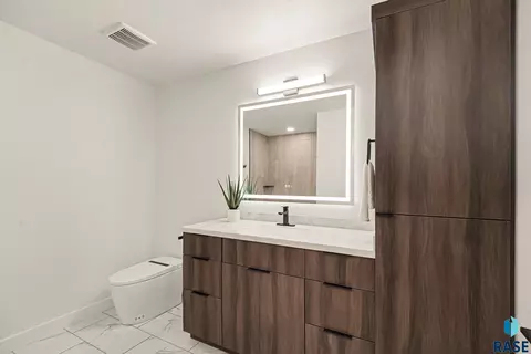 Bath - 5508 E Morningside Cir, Sioux Falls, SD 57110 photo 5 of 6