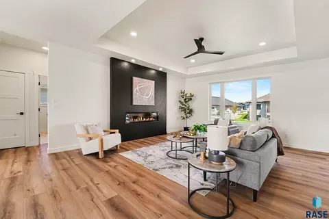 Living - 5508 E Morningside Cir, Sioux Falls, SD 57110 photo 2 of 5