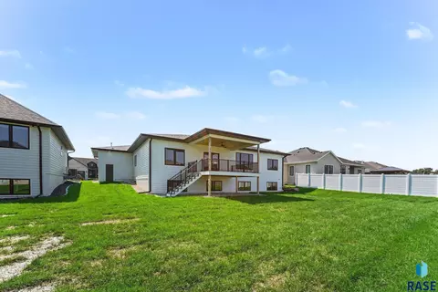 Exterior - 5508 E Morningside Cir, Sioux Falls, SD 57110 photo 5 of 6