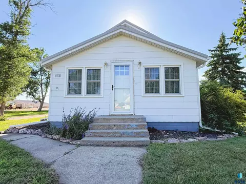 Exterior - 201 S Section Line St, Howard, SD 57349 photo 1 of 9