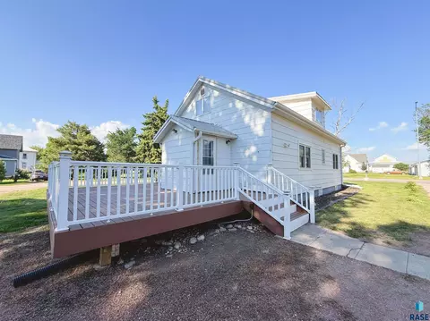 Exterior - 201 S Section Line St, Howard, SD 57349 photo 4 of 9