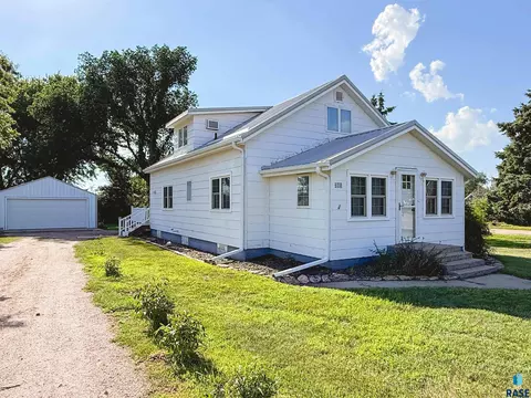 Exterior - 201 S Section Line St, Howard, SD 57349 photo 2 of 9