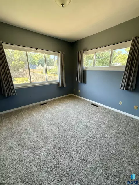 821 E 2nd Ave, Mitchell, SD 57301 photo 15