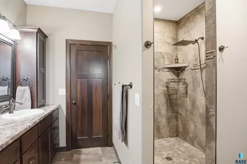Bath - 46878 270th St, Tea, SD 57064 photo 1 of 4