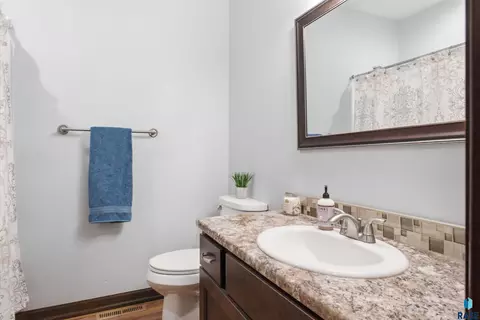 Bath - 46878 270th St, Tea, SD 57064 photo 4 of 4
