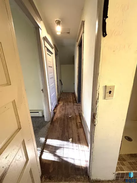 Entry Way - 603 N Broadway Ave, Miller, SD 57362 photo 5 of 6