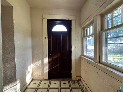 Entry Way - 603 N Broadway Ave, Miller, SD 57362 photo 2 of 6