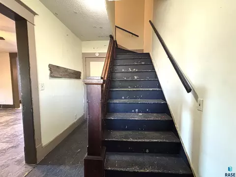 Entry Way - 603 N Broadway Ave, Miller, SD 57362 photo 1 of 6