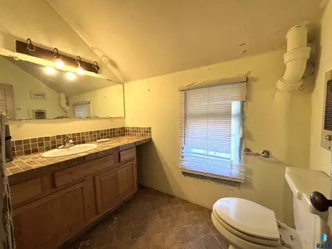 Bath - 603 N Broadway Ave, Miller, SD 57362 photo 1 of 2