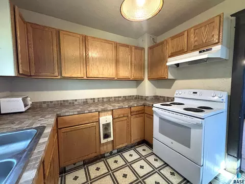 Kitchen - 603 N Broadway Ave, Miller, SD 57362 photo 3 of 5