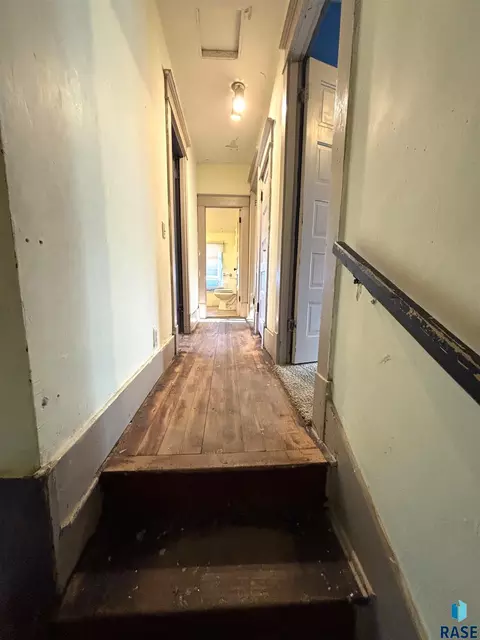 Entry Way - 603 N Broadway Ave, Miller, SD 57362 photo 4 of 6