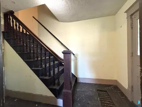 Entry Way - 603 N Broadway Ave, Miller, SD 57362 photo 3 of 6