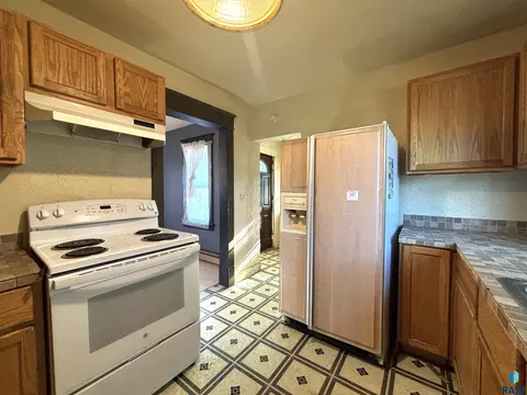 Kitchen - 603 N Broadway Ave, Miller, SD 57362 photo 4 of 5