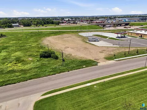 1301 E Robur Dr, Sioux Falls, SD 57104 photo 3