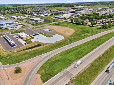 1301 E Robur Dr, Sioux Falls, SD 57104 photo 9