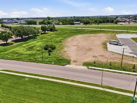 1301 E Robur Dr, Sioux Falls, SD 57104 photo 2