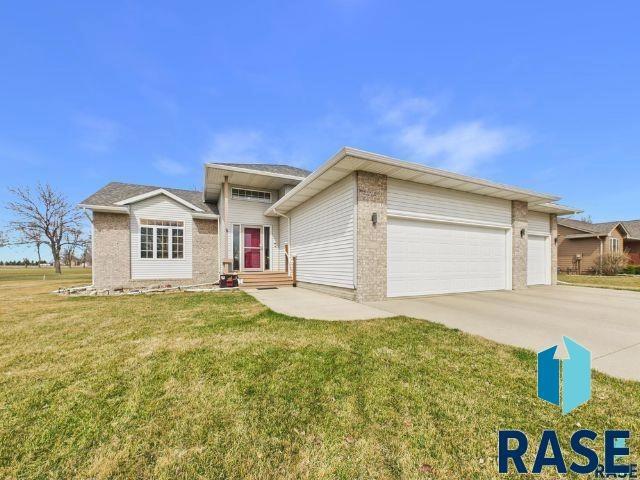606 Par Tee Dr, Hartford, SD 57033
