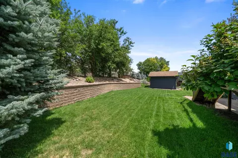 Exterior - 2004 E Briar Den Ct, Sioux Falls, SD 57108 photo 10 of 14