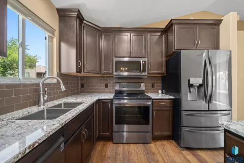 Kitchen - 2004 E Briar Den Ct, Sioux Falls, SD 57108 photo 2 of 4