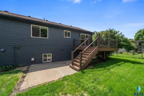 Exterior - 2004 E Briar Den Ct, Sioux Falls, SD 57108 photo 7 of 14