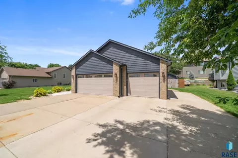 Exterior - 2004 E Briar Den Ct, Sioux Falls, SD 57108 photo 3 of 14